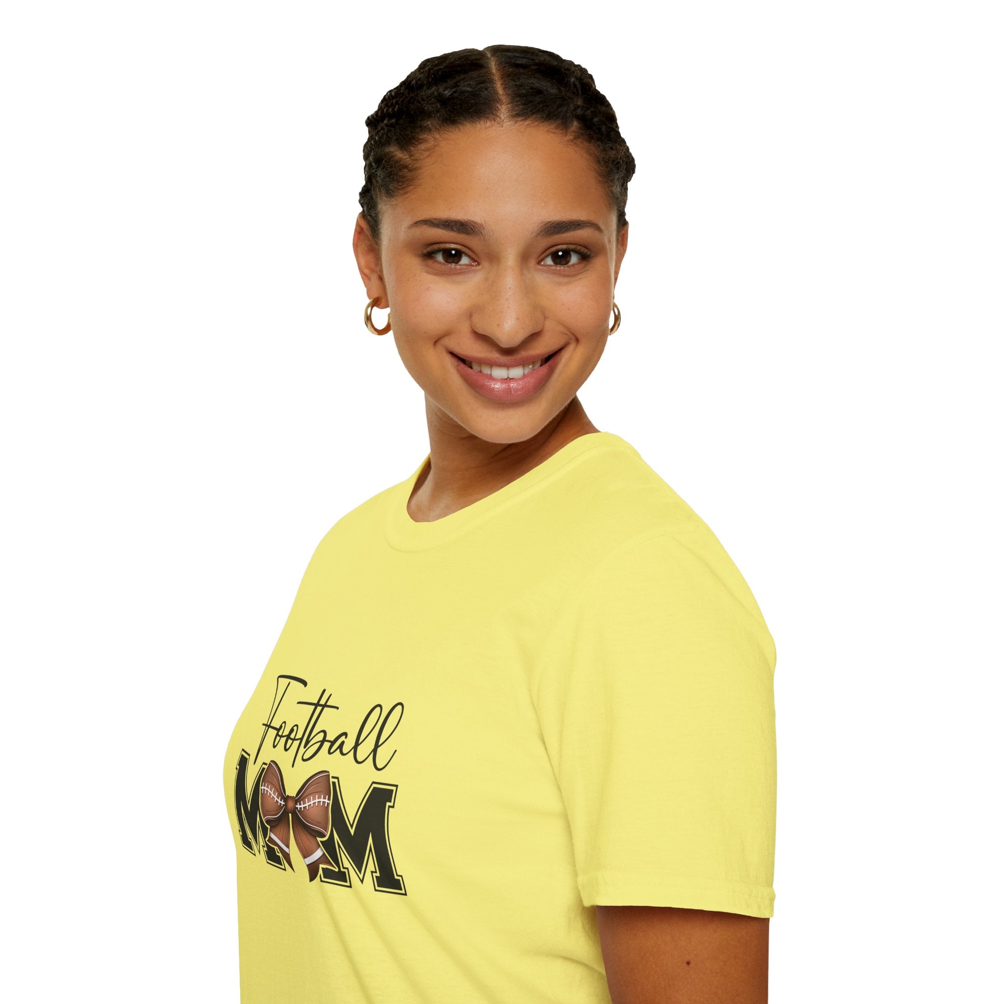 Football Mom Script T-Shirt — Cute Bow Gift for Proud Moms Game Day Graphic Tee