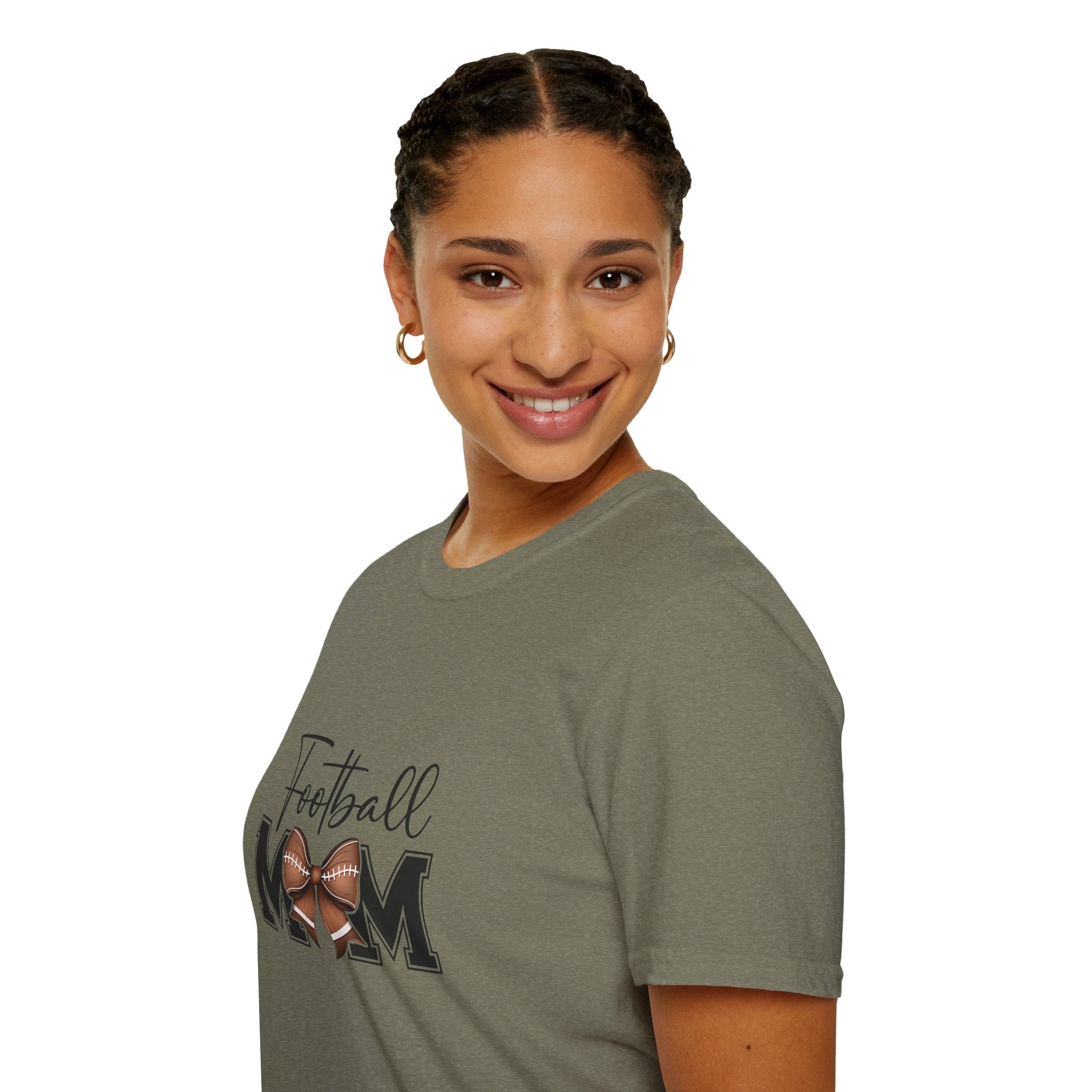 Football Mom Script T-Shirt — Cute Bow Gift for Proud Moms Game Day Graphic Tee